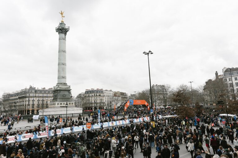 Picture of the Paris Half Marathon 2025 passing the Place de la Bastille