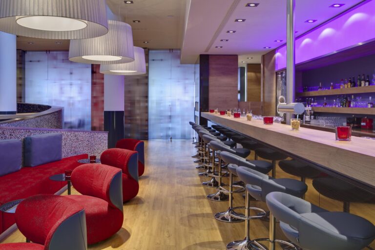 Bar at the Intercity Hotel Berlin Hauptbahnhof, hotel option for the Berlin Half Marathon 2025