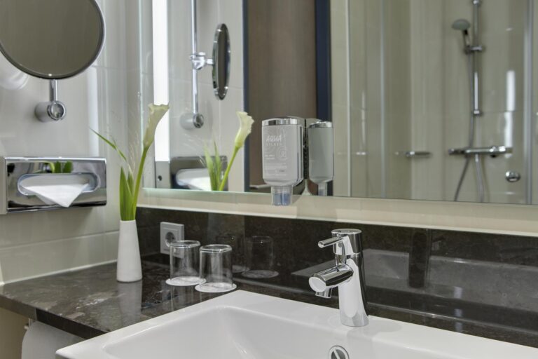Bathroom at the Intercity Hotel Berlin Hauptbahnhof, hotel option for the Berlin Half Marathon 2025