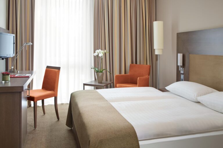 Bedroom at the Intercity Hotel Berlin Hauptbahnhof, hotel option for the Berlin Half Marathon 2025