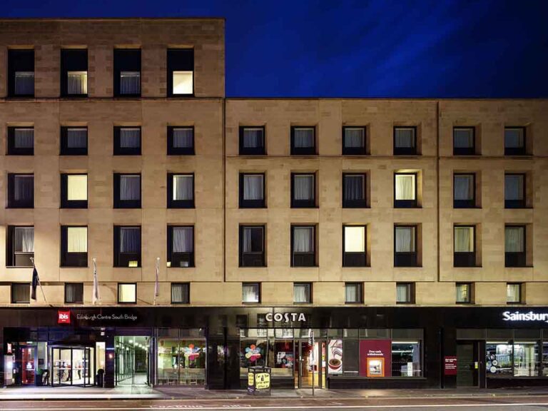 Exterior of the ibis Edinburgh Centre South Bridge - Royal Mile, hotel option for the Edinburgh Marathon 2025