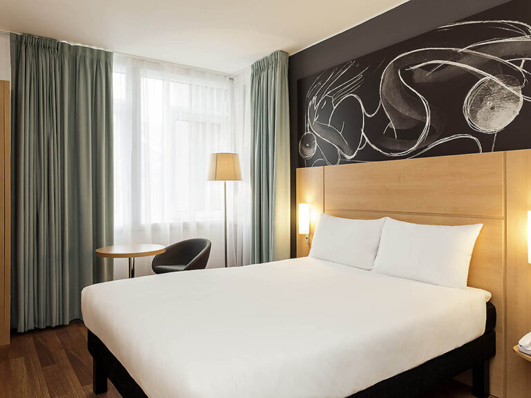 Double bed at the ibis Edinburgh Centre South Bridge - Royal Mile, hotel option for the Edinburgh Marathon 2025