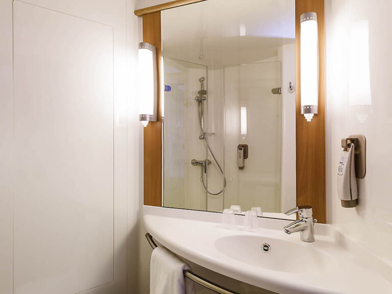Bathroom at the ibis Edinburgh Centre South Bridge - Royal Mile, hotel option for the Edinburgh Marathon 2025