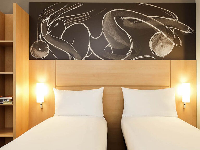 Twin room at the ibis Edinburgh Centre South Bridge - Royal Mile, hotel option for the Edinburgh Marathon 2025