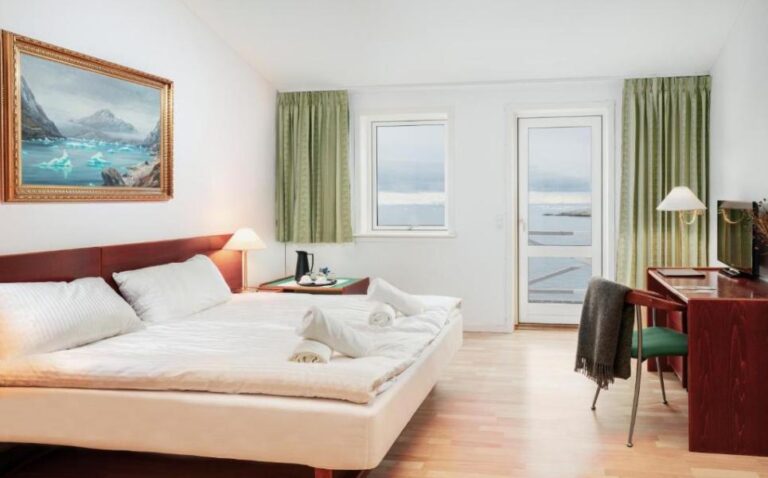 Double bedroom at the Hotel Hvide Falk, hotel option for the Icefjord Midnight Marathon