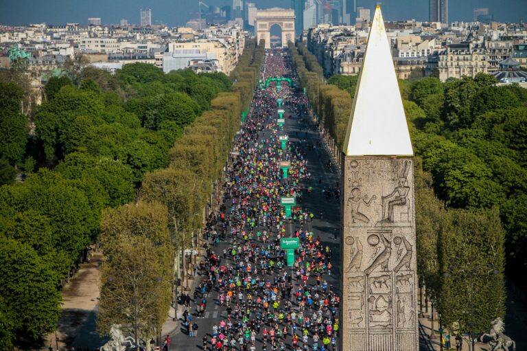 Picture of the Paris Marathon 2025 passing along the Champs Elysees