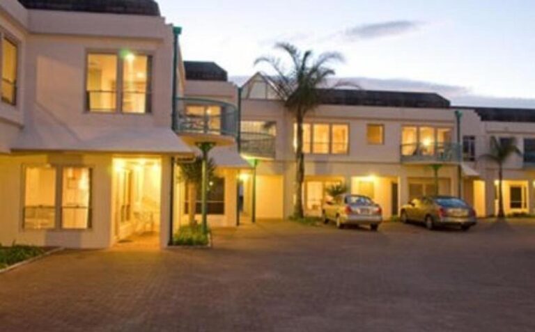 Exterior of Pacific Harbour Motor Inn, hotel option at the First Light Marathon 2024