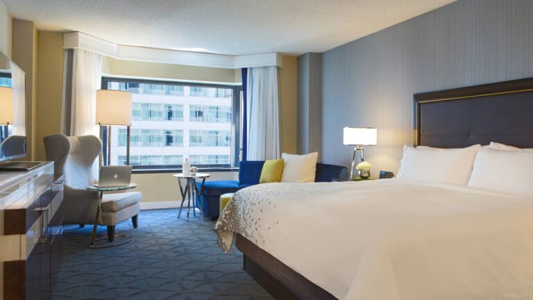 King room at the Renaissance Chicago Downtown hotel, hotel for the Chicago Marathon 2024