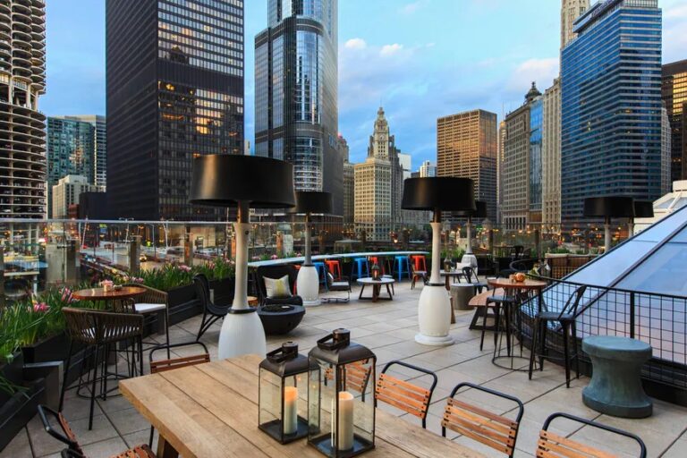 Rooftop bar of the Renaissance Chicago Downtown hotel, hotel for the Chicago Marathon 2024