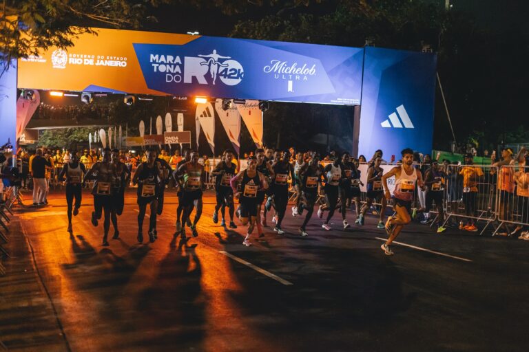 Runners beginning the Rio De Janeiro Marathon