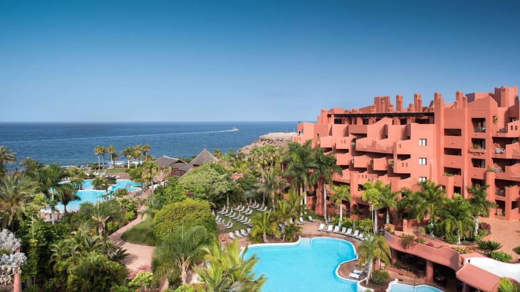 Pool and outdoor facilities at Tenerife Top Training
