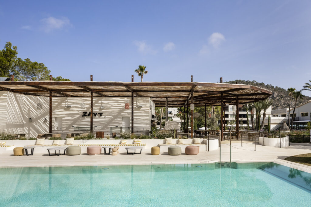 Outdoor relaxation facilities at the Kimpton Aysla Mallorca